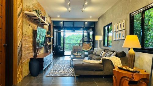 Entire 5BR Luxe Villa With Pool — 4-Star Luxury Hotel in Luksuhin, Philippines