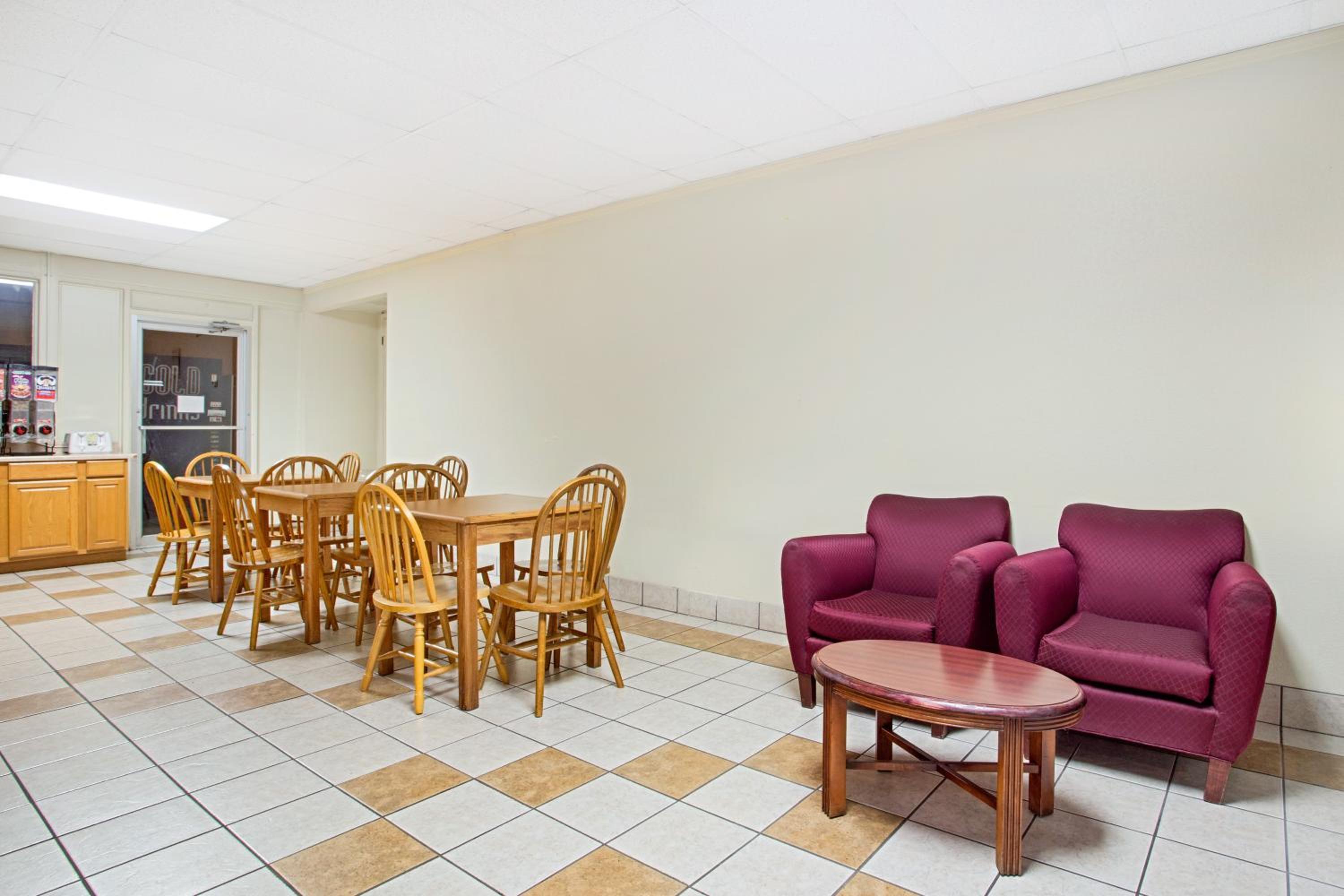 Bristol Parkway Inn - photo 15