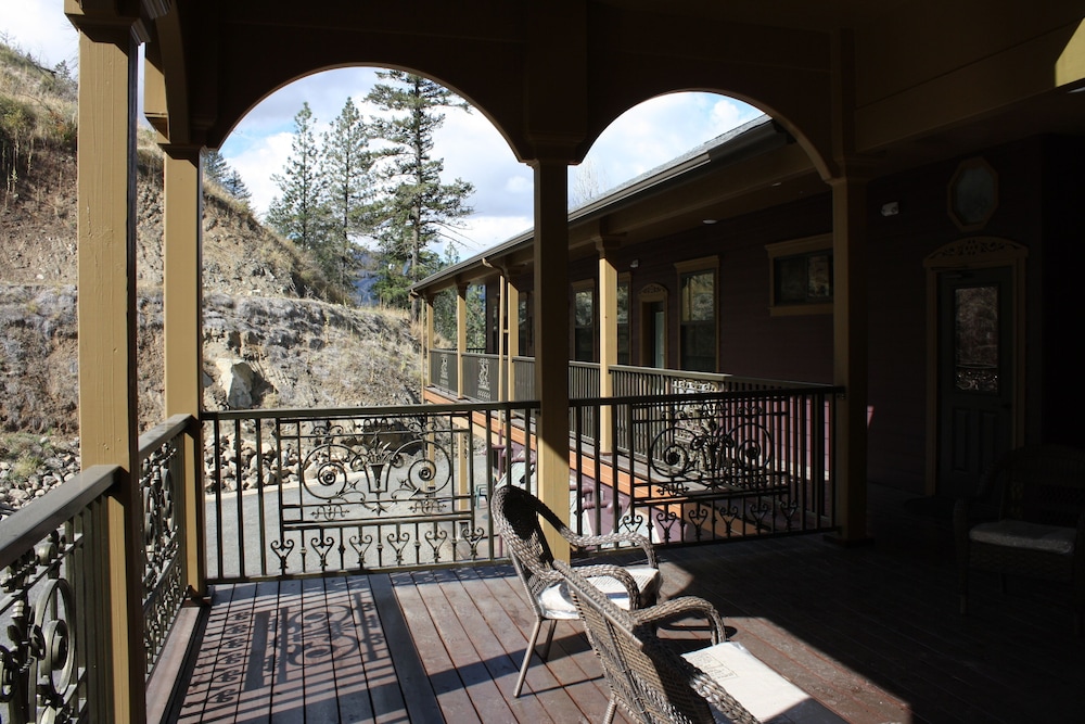 Hearthstone Elegant Lodge by the River - photo 48