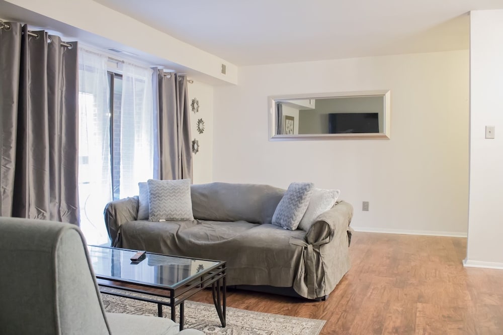 Modern Upscale Private Room - photo 7