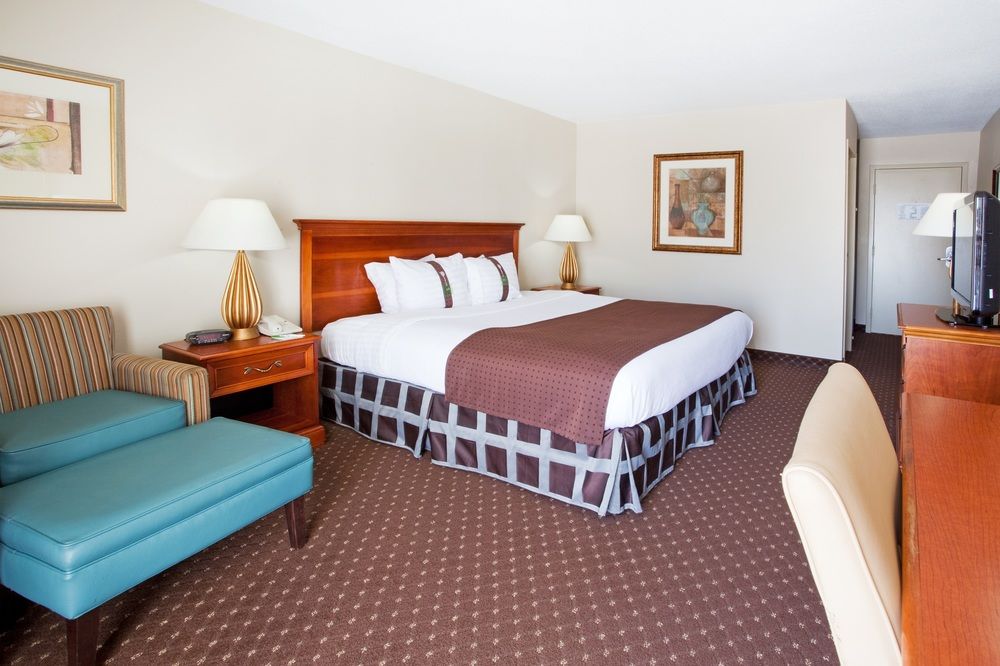 Holiday Inn Columbus North I 185 - photo 13