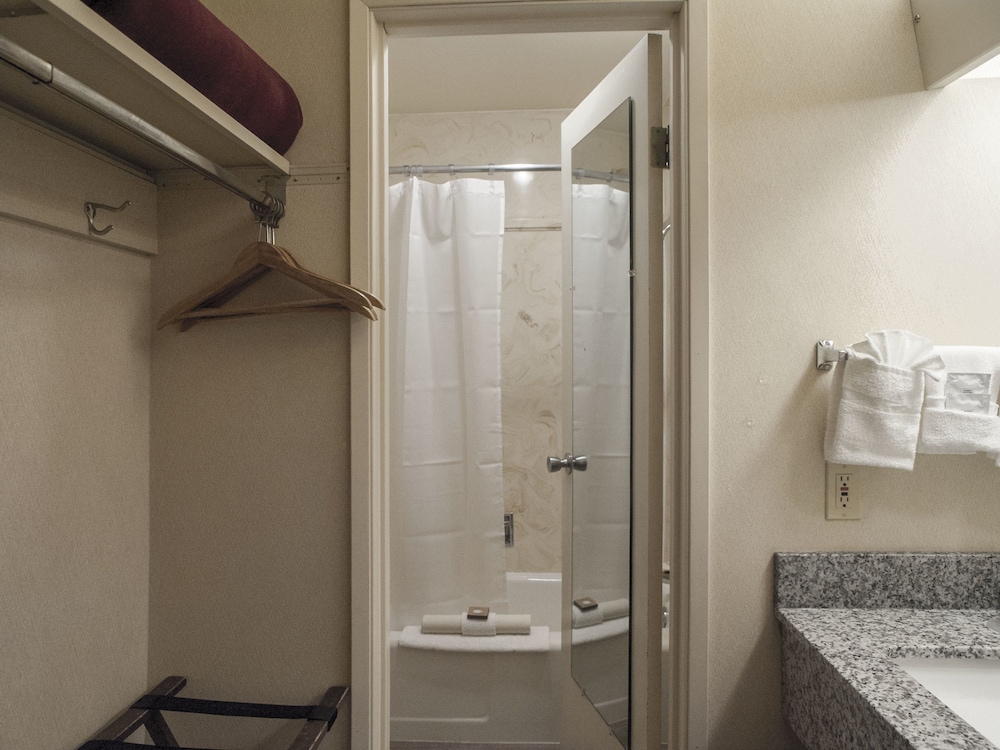 Inn At The Convention Center - photo 32