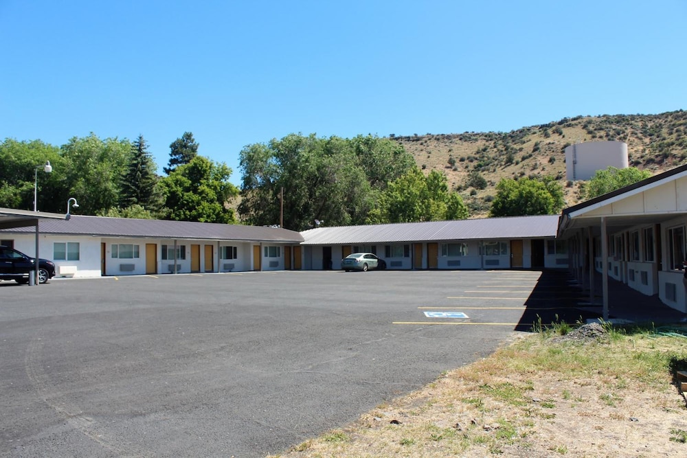 Oregon Trail Inn and Suites - photo 21