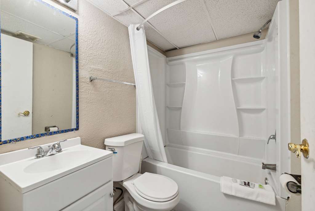 Super 8 by Wyndham Millbury Toledo - photo 36