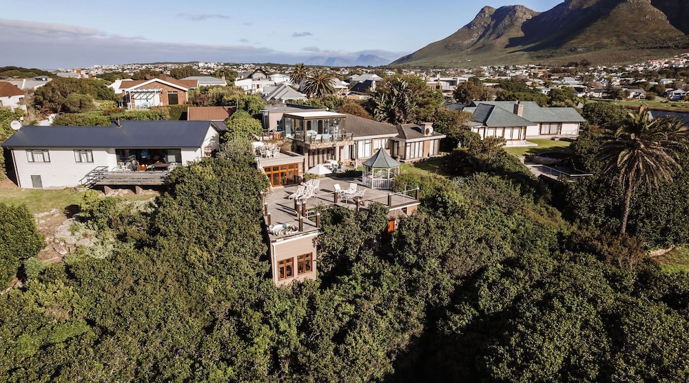 Kennedys Beach Villa — 4-Star Luxury Hotel in Hermanus, South Africa