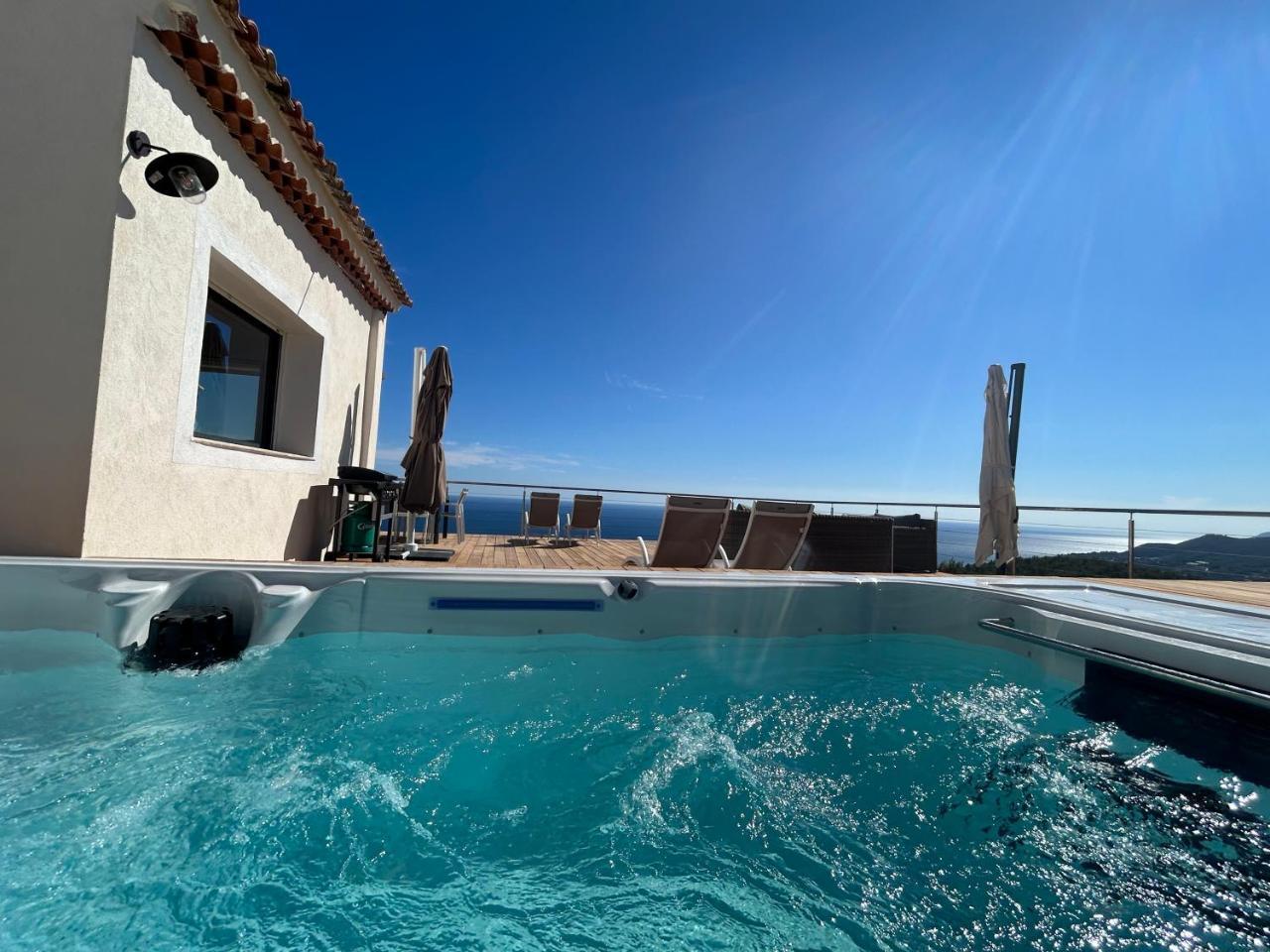 Villa 4 Etoiles Vue Sur Les Iles D'or Carqueiranne Sea And Mountain Pleasure Villa Vue Mer 180 — 4-Star Luxury Hotel in Carqueiranne, France