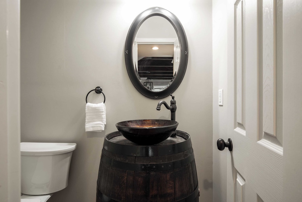 Chateau Syrah by AvantStay Picturesque Estate w Pool Hot Tub Table Tennis Pool Table New Pickleball Court Basketball hoop - photo 33