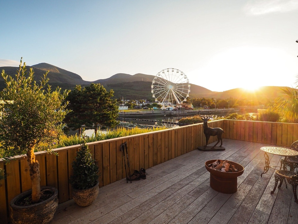 The Hikers House Coastal & Riverside Retreat with Mourne Mountain Views — 5-Star Luxury Hotel in Newcastle, United Kingdom