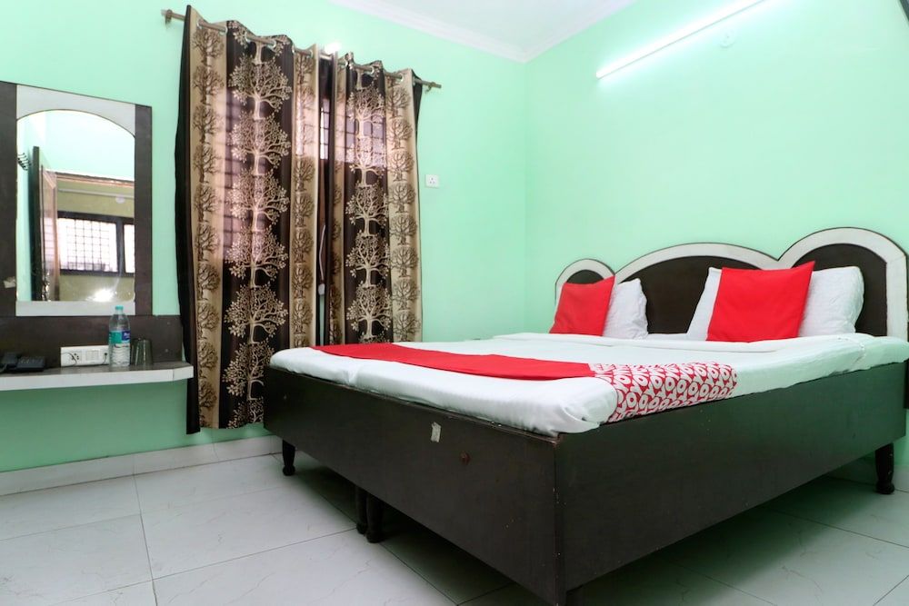 OYO 24095 Radha Swami Guest House