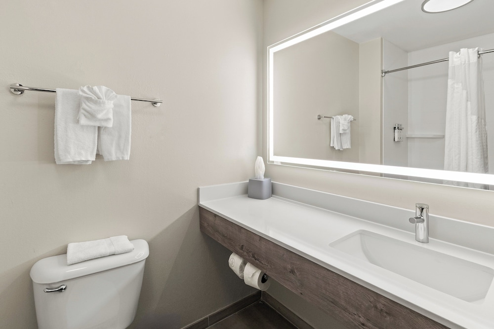 Holiday Inn Express and Suites Fairmont by IHG - photo 39