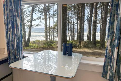 Ocean Front Cottage at Oregon House Stairs to the Beach — 4-Star Luxury Hotel in Florence, United States