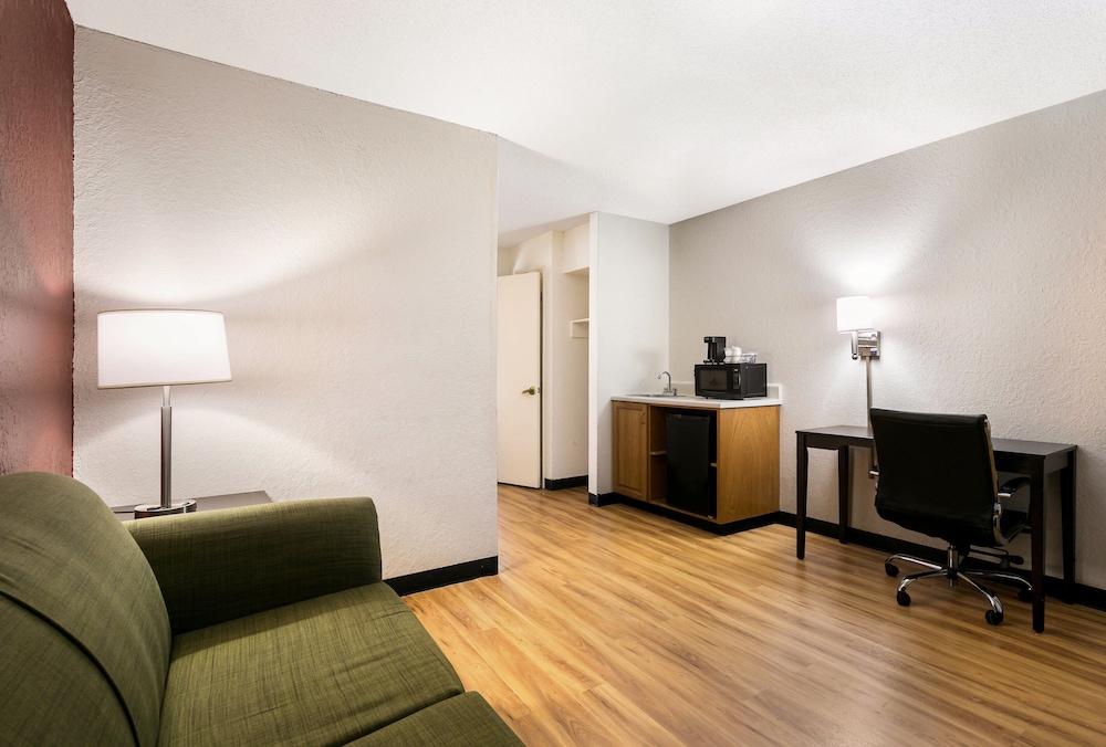 Red Roof Inn & Suites Knoxville East - photo 13