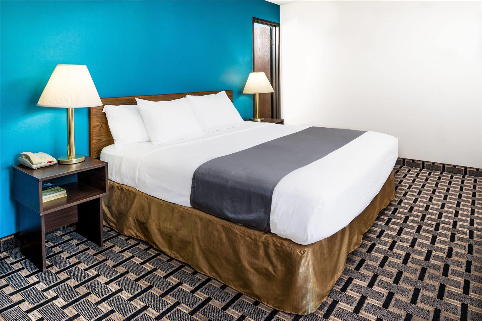 Super 8 by Wyndham Lincoln West - photo 7