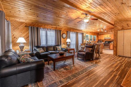 Diamond Creek Cabin — 4-Star Luxury Hotel in Bryson City, United States