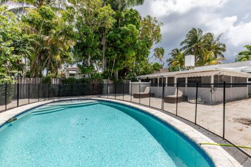 3br Beach Getaway With Pool Bbq — Lake Worth
