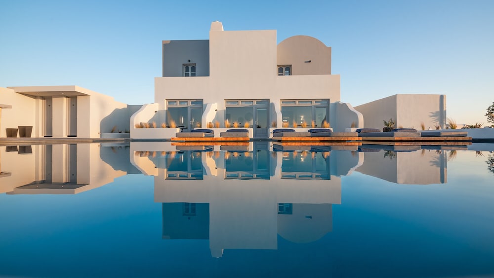 Volcanic Arc Suites - carbon neutral hotel in Oia