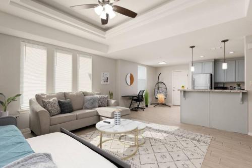 Cozy 3 Bed 2 Bath Apartment Near Shopping Plazas Expressway and Free Parking — 4-Star Luxury Hotel in Edinburg, United States