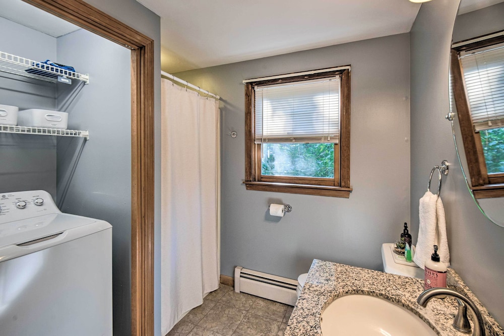 Charming Saco Home with Deck 5 Mi to Beach — 4-Star Luxury Hotel in Saco, United States