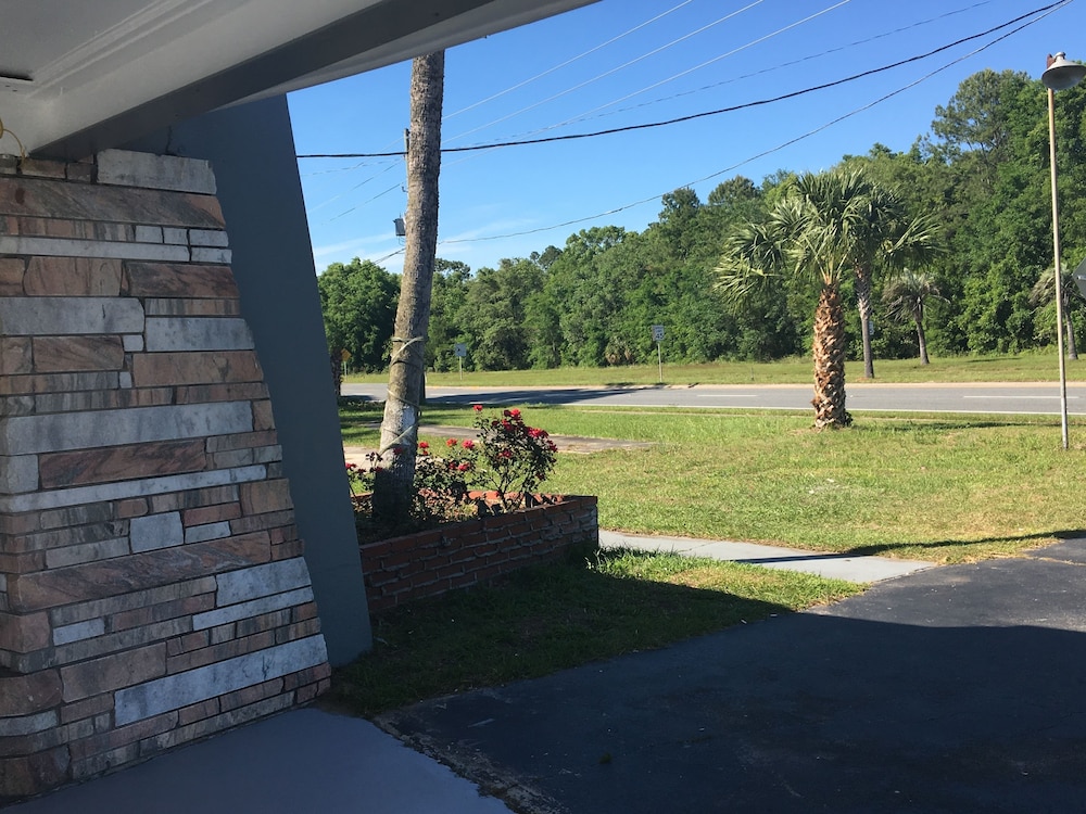Skylark Motel - photo 24