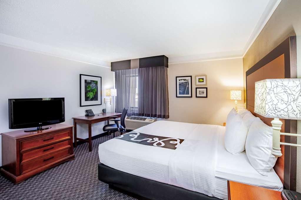 La Quinta Inn & Suites by Wyndham Houston Baytown East - photo 23