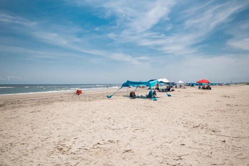 Just Beachy by Oak Island Accommodations - photo 37
