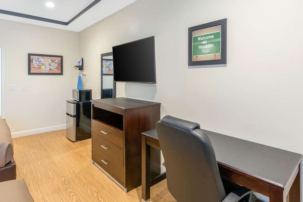 Econo Lodge Inn & Suites Houston Willowbrook - photo 10