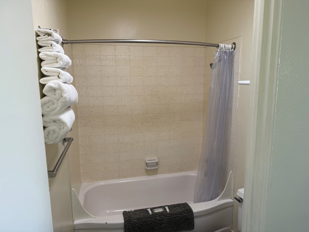 Down Towner Inn - photo 15