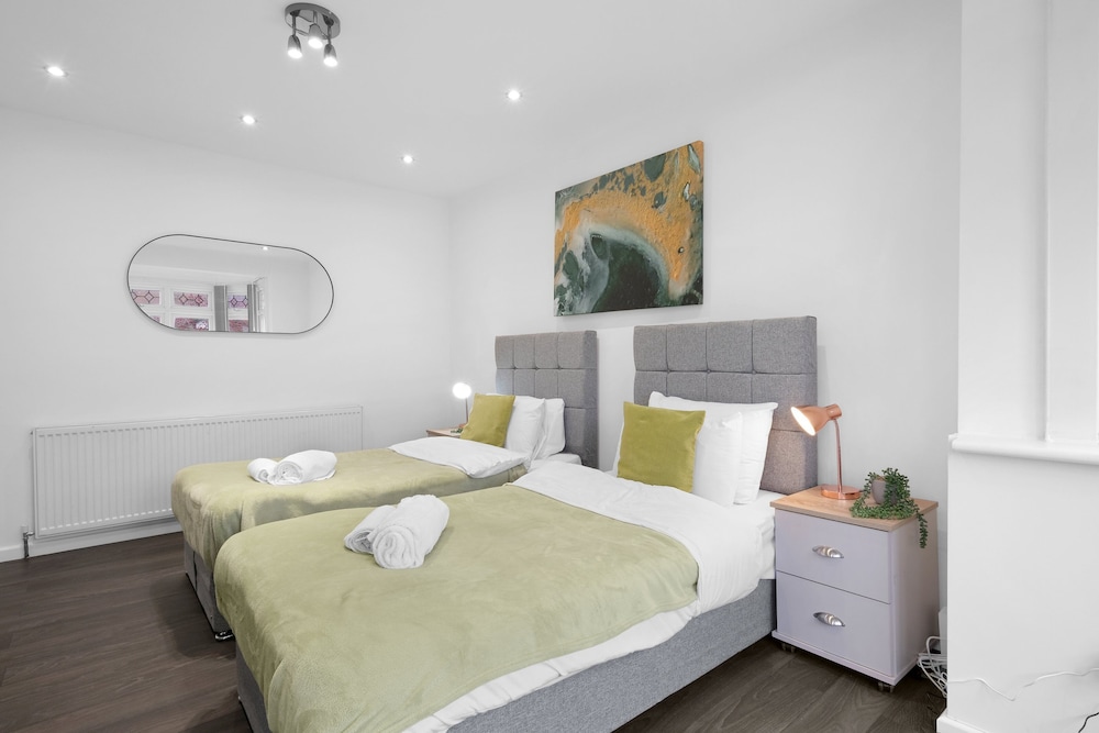 Spacious 5br 3ba Serviced Hse In Croydon — Croydon