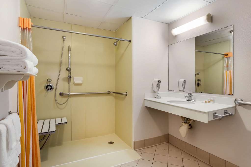 La Quinta Inn & Suites by Wyndham St. Pete Clearwater Airpt - photo 34