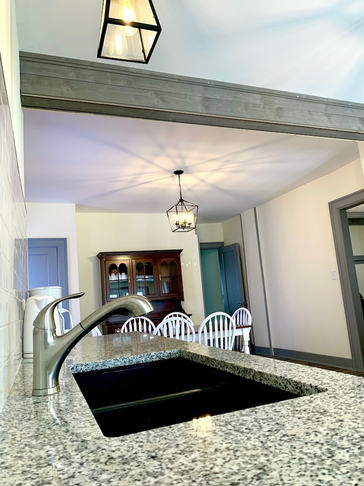 The Aquarium Chateau With Private Yard & Parking Near Falls Casino by Niagara Hospitality - photo 32