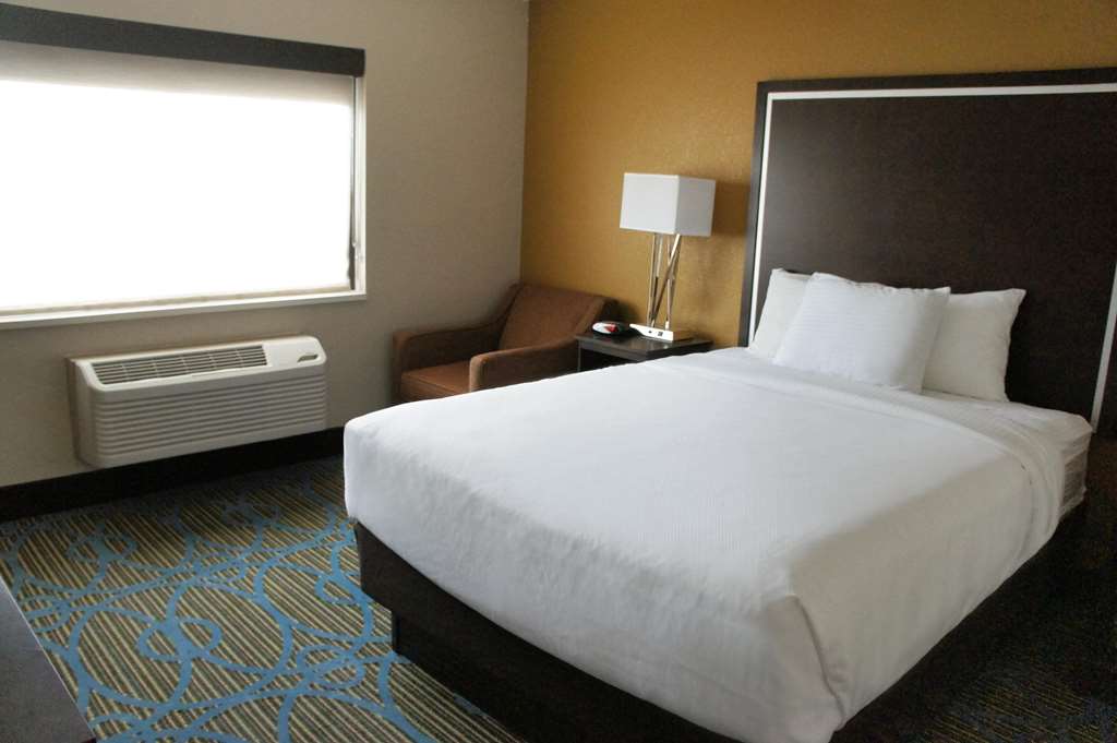 La Quinta Inn & Suites by Wyndham Emporia - photo 14