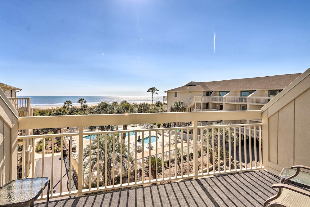 Beachfront Condo w Pool Access in Hilton Head — 4-Star Luxury Hotel in Hilton Head Island, United States