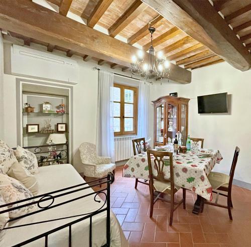 Balcone Fiorito nel cuore del centro storico di Cortona — 4-Star Luxury Hotel in Cortona, Italy