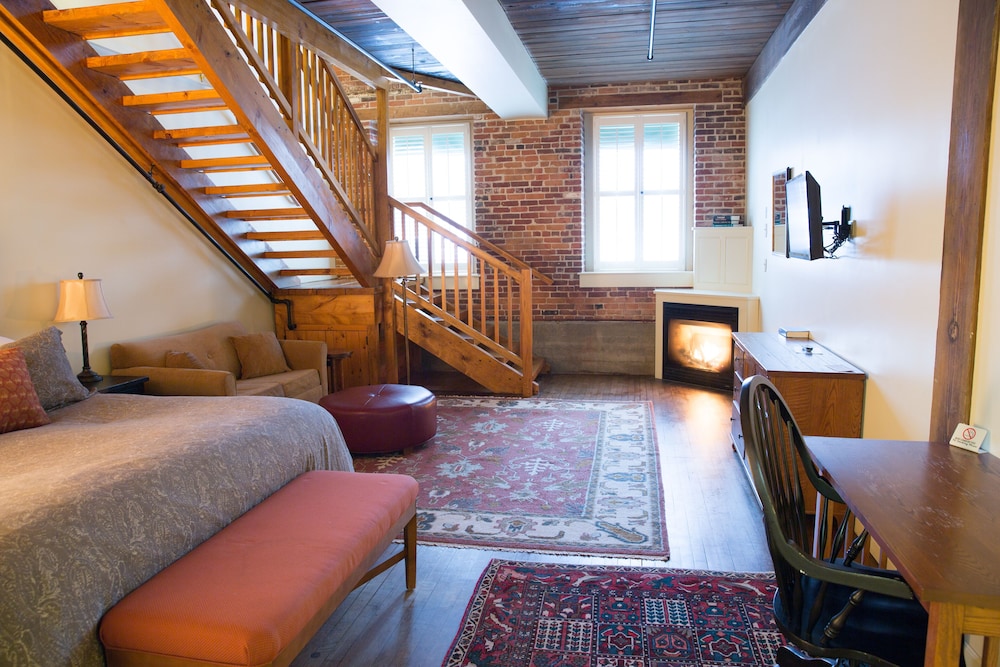 The Common Man Inn & Restaurant - photo 35