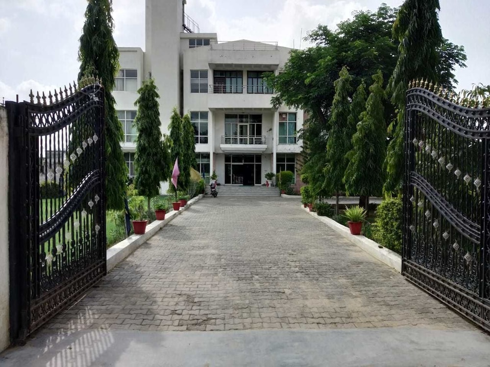 Antariksh Hotel & Resorts — hotel in Neem Ka Thana