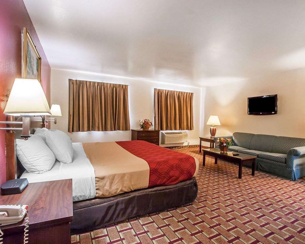 Econo Lodge Dexter - photo 18