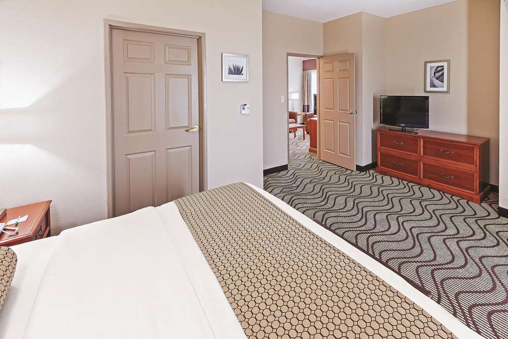 La Quinta Inn & Suites by Wyndham Corpus Christi Northwest - photo 37