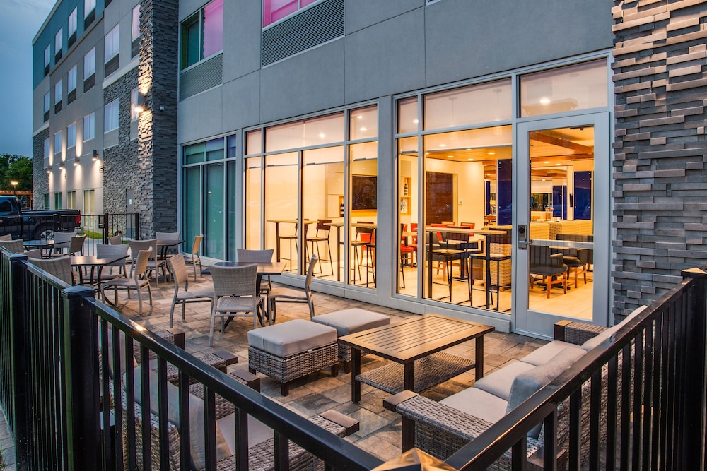 Holiday Inn Express & Suites Denton South by IHG - photo 26
