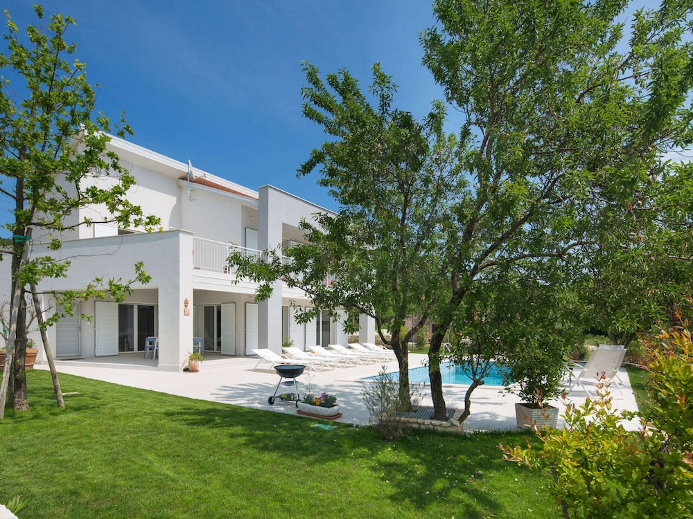 Exquisite Villa in Stanisovi With Swimming Pool — 4-Star Luxury Hotel in Rasa, Croatia