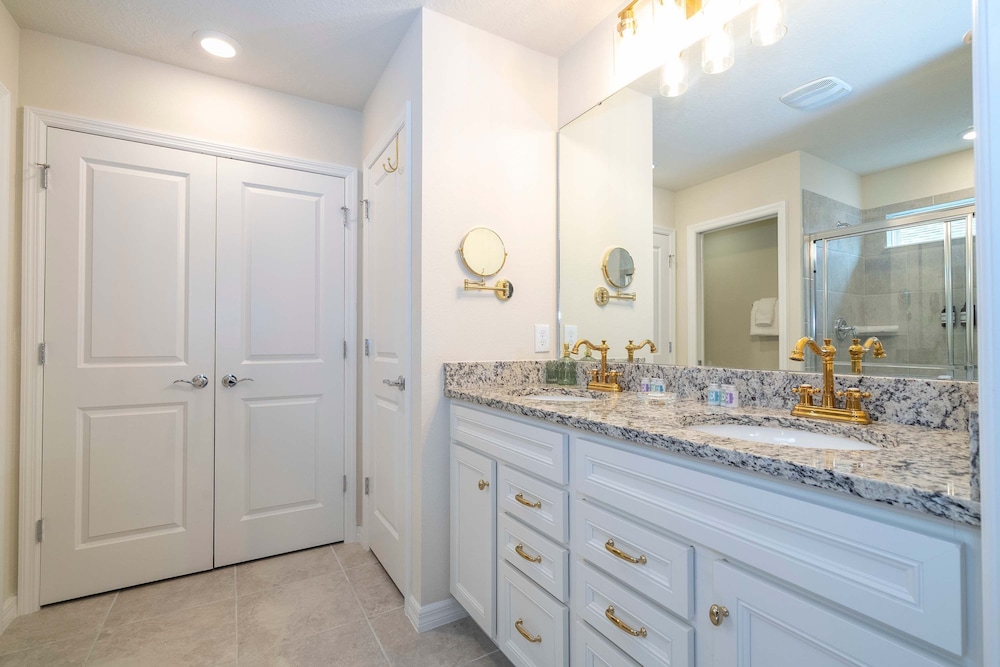 Amazing 5 Suite Home With Resort style Amenities - photo 67