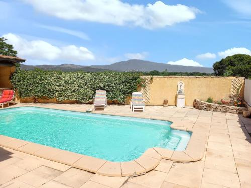 Maison Avec Piscine Privee a Caromb Ideale Pour Famille — 4-Star Luxury Hotel in Caromb, France