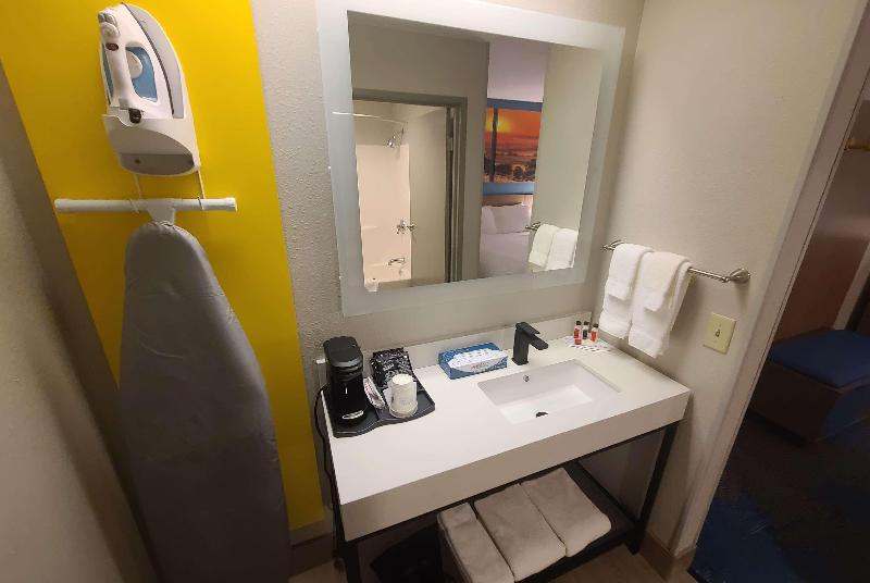 Days Inn by Wyndham Johnson Creek - photo 8