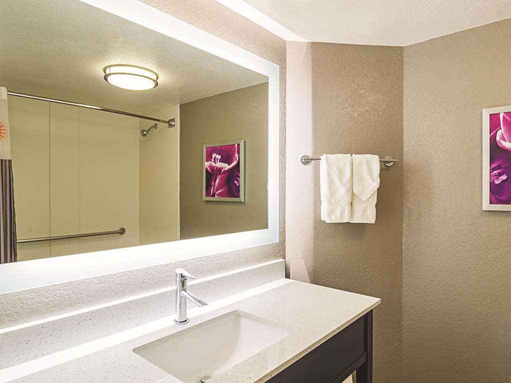 La Quinta Inn & Suites by Wyndham Denver Airport DIA - photo 25