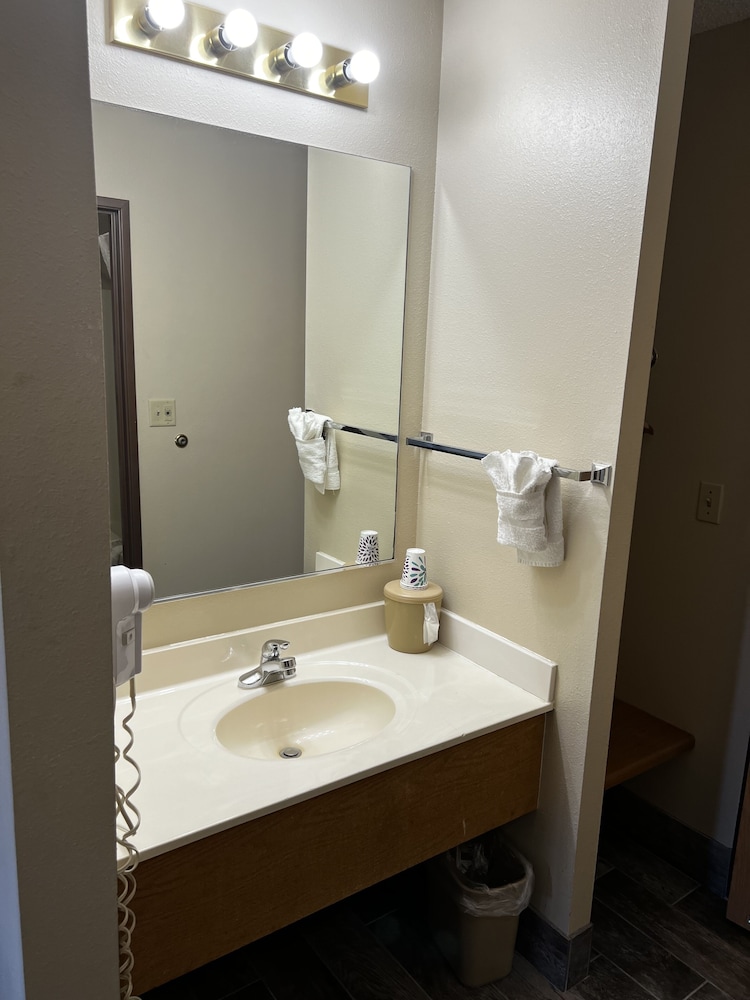 Designer Inn & Suites - photo 42