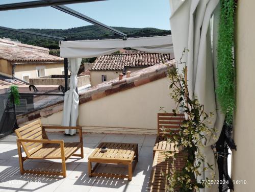 Un Nid Sur Les Toits Avec Terrasse in Apt, France