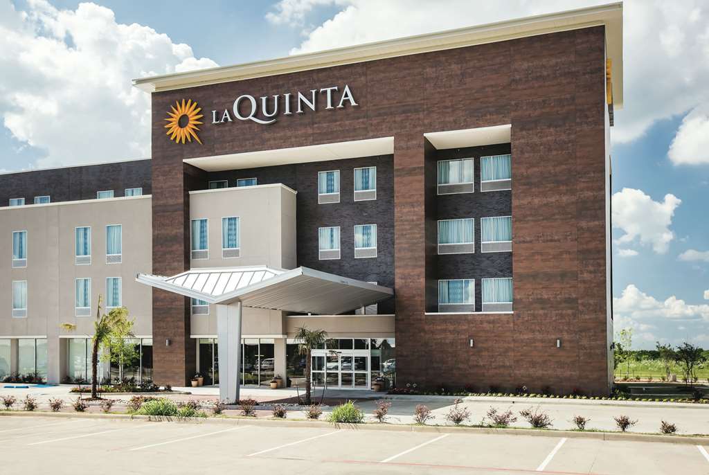 La Quinta Inn & Suites by Wyndham Dallas Plano The Colony - photo 2