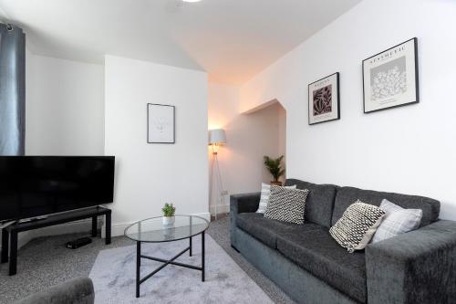 Quiet and comfy house with 2 bedrooms and 2 bathrooms super fast WiFi and crisp hotel standard white linen hosted by Our Home Short Stays in Darlington, United Kingdom