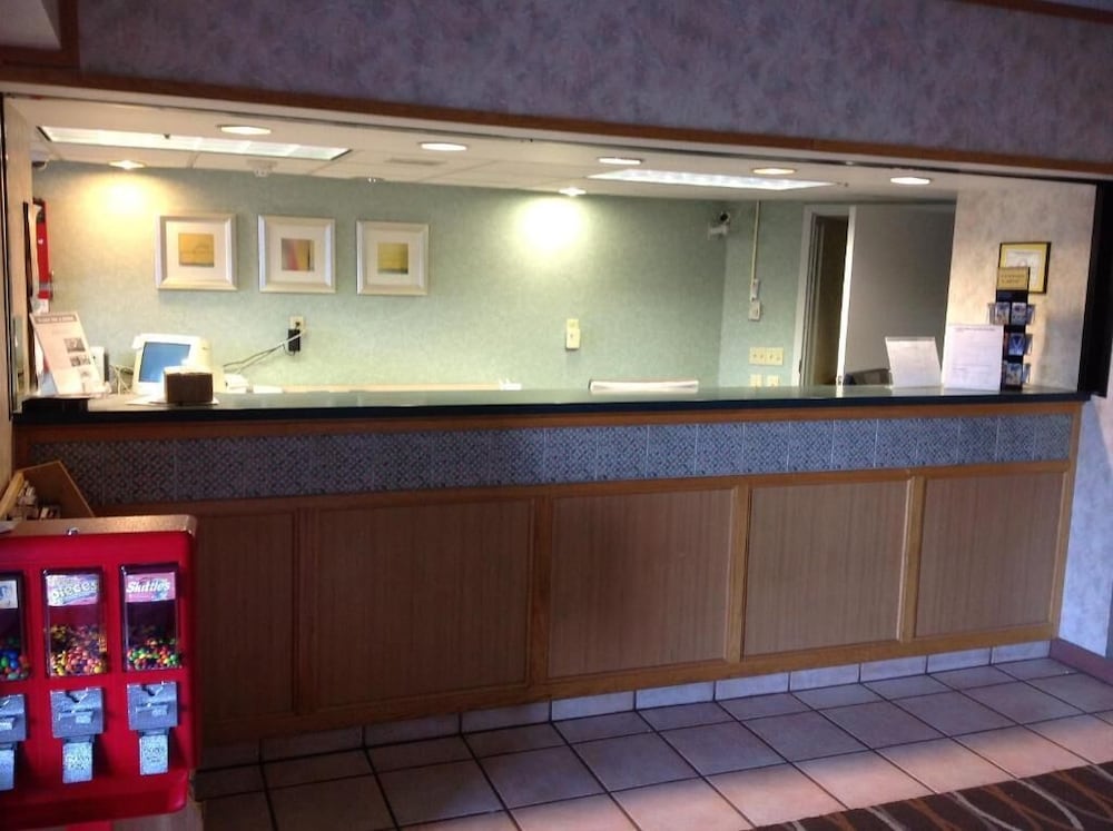 Plano Inn & Suites - photo 3