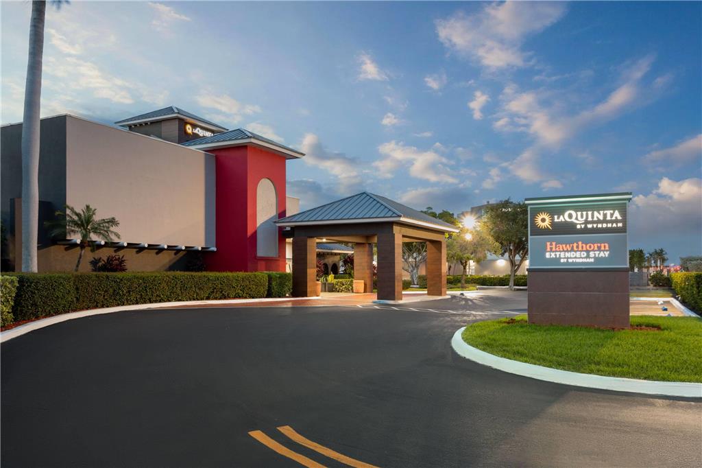 La Quinta Inn & Suites by Wyndham Ft Lauderdale Cypress Cr - photo 3