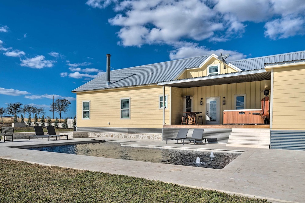 Hot Tub and Game Room Family Schulenburg Retreat — hotel in Schulenburg